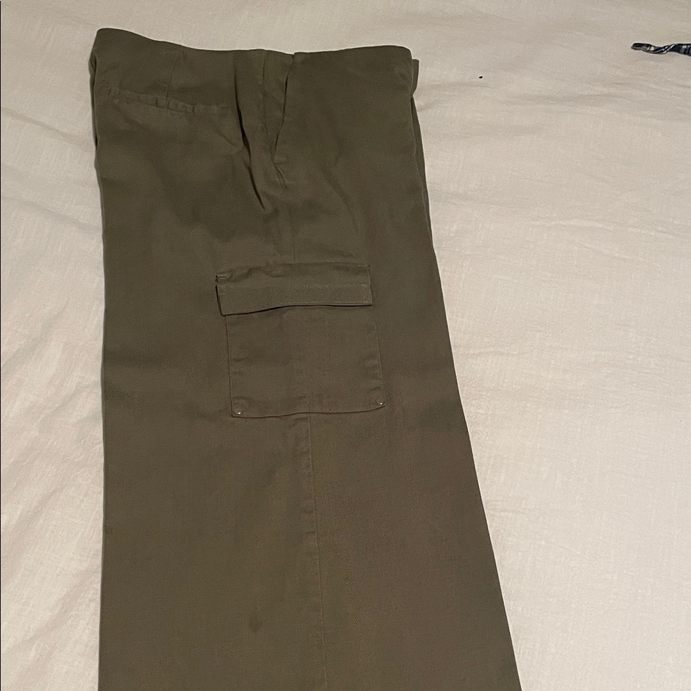 Rafaella Khaki wide leg Cropped Pants. Size 6P. Cute and comfy.